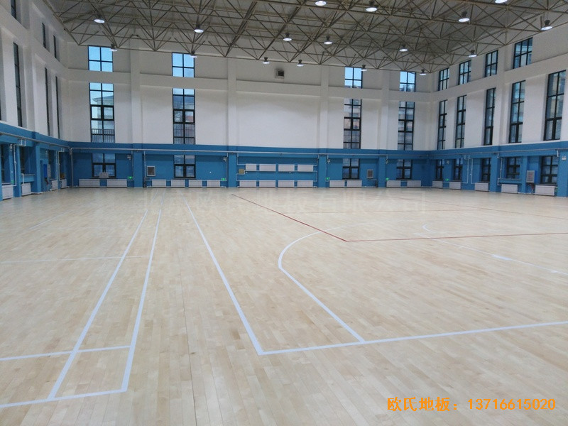 內(nèi)蒙古扎蘭屯職業(yè)學(xué)院籃球館運(yùn)動(dòng)木地板安裝案例1