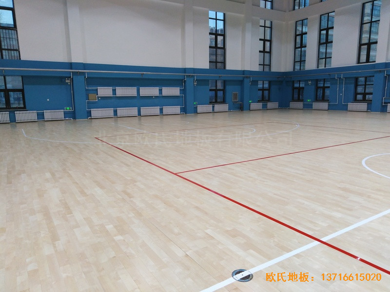 內(nèi)蒙古扎蘭屯職業(yè)學(xué)院籃球館運(yùn)動(dòng)木地板安裝案例2