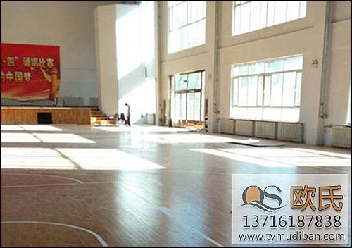 室內(nèi)籃球場(chǎng)館使用的體育運(yùn)動(dòng)木地板采取的結(jié)構(gòu)